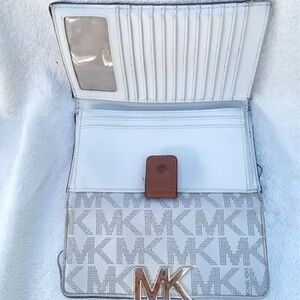 Micheal Kors Signature Florence Bi-fold large Logo Wallet